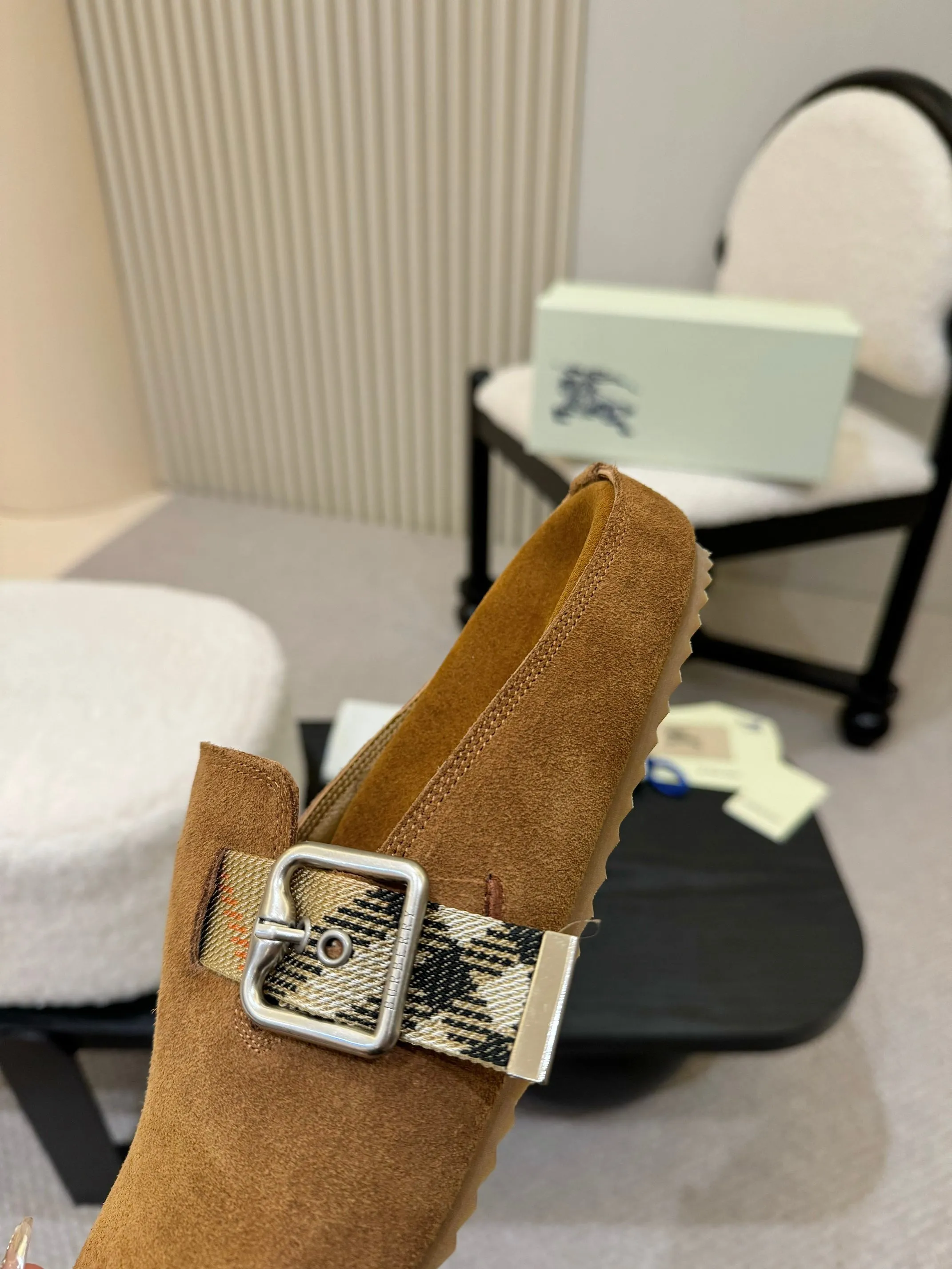 Men's shoes 💰560 Burberry's 2025 popular Birkenstock slippers are released, made of soft suede fabric and refined in Italian workshops. Featuring an embossed plaid pattern and an embossed sole embellished with the archive brand's logo. Features an adjustable B-shaped buckle strap and is embellished with the signature sand-colored Burberry check in jacquard worsted.   ✅Fabric: suede ✅Lining: silk cowhide ✅Outsole: TPU ✅Color: black, brown, pink, apricot, 4 colors available ✅Code number: 35-45 for men and women (35, 45 customized)